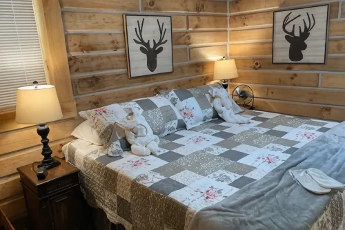 Cozy Cabin with Hot Tub and Fire Pit - Charming Woodland Retreat Hotels in Patoka Township