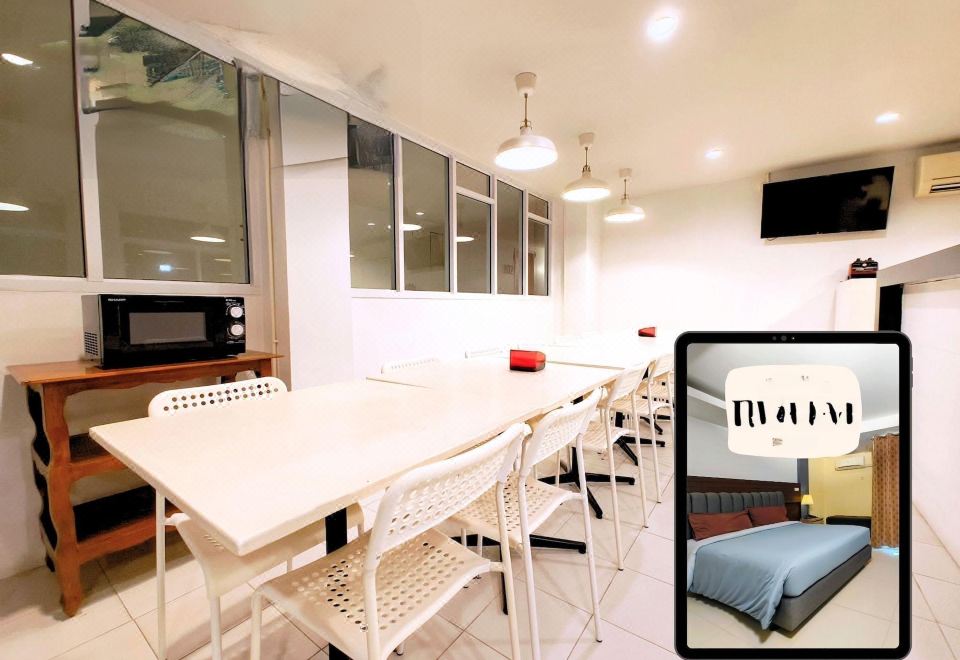 The Avail Hotel Ayutthaya의 세련된 객실 디자인