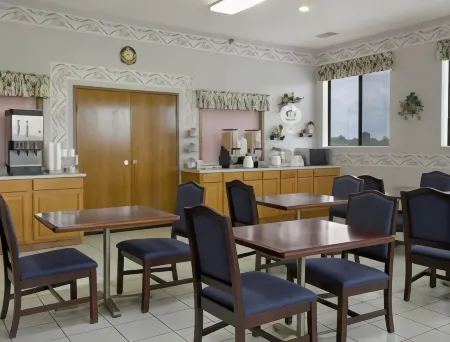 Super 8 by Wyndham DeKalb IL Отели в г. Де-Калб