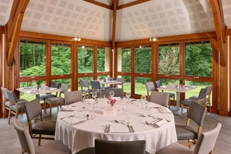 Hôtel Centre Port-Royal Отели рядом с достопримечательностью «Parc de l'abbaye des Vaux de Cernay»