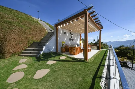 Casa de Monique Villas & Glamping Retreat Отели рядом с достопримечательностью «Таман Сафари Индонезия Богор»