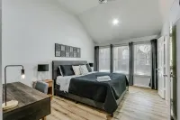 Frisco Luxury Stay w/ Pool, BBQ & Resort Backyard