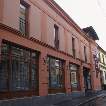 König Hotel Отели в г. Печ