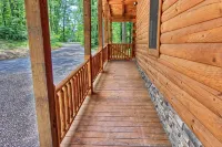 Whispering Trees Lodge , sleeps 10, 4 miles from Old Man's Cave - شاليه