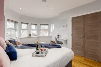 Luxurious 2-Bed Apt w/ Stunning Sea View & Parking - 레지던스