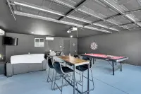The Clarkson Manor - Relax in Style w/ Outdoor Spa & Game Room