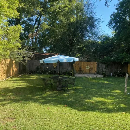 Pet-Friendly Cottage, Walk to Downtown Entertainment & Parades!