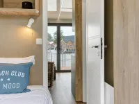 Houseboat Skoft with beautiful view over the water and on village Grou. Hotels in Grouw