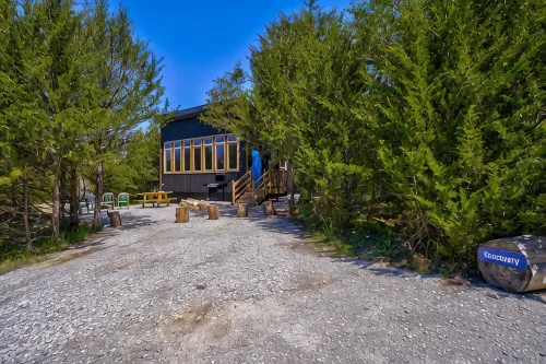 Modern Cabin. Communal Sleeping - 2 Queen Beds + Full Trundle