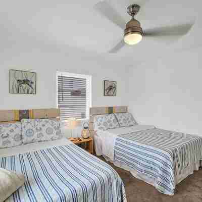 Cozy 1-bedroom apartment in lovely Miami Beach steps away from the beach Rooms