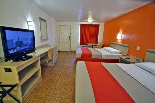 Motel 6 Cross Lanes, WV–Goff Mountain Rd - parking