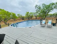 Ranch house, cottage, pool, deck, small basketball court, private gated entrance - 3-stjärniga