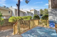 Mt Pleasant Townhouse with a Deck - Homestays