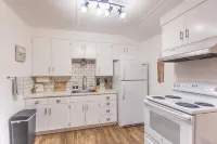 Cozy Guesthouse Close to Parks, 20 min to U of O , 8 min to Airport