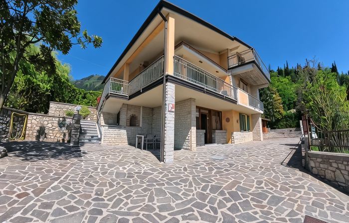 Villa Arianna – Panorama Suite, Lake Garda view apartment with pool