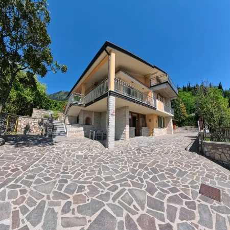 Villa Arianna – Panorama Suite, Lake Garda view apartment with pool