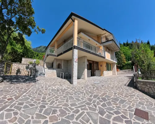 Villa Arianna – Panorama Suite, Lake Garda view apartment with pool Hotels in Tignale