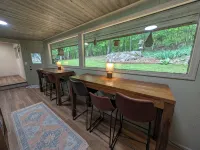 Charming 3-Bedroom Cottage with Lake Access Nearby, Dock, WiFi at Boone Lake - Homestays