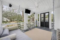 Historic Beach Cottage / Steps to Beach & Dining - 4-Sterne