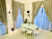 IWH The Cove Premium Suites - Swimmingpools
