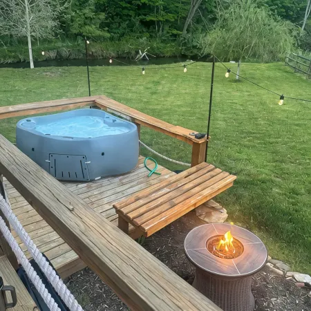 Magical Riverside Yurt, hot tub & the BRPW, pet friendly near Floyd, Va