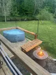 Magical Riverside Yurt, hot tub & the BRPW, pet friendly near Floyd, Va