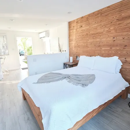4. Cozy Key Largo Waterfront Studio  Dive