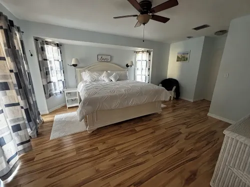 Spacious 3BR home with Heated Pool & WiFi! Great spot near beaches & shopping! -  Privatzimmer