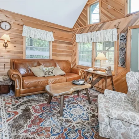 Raccoon Loft - Secluded Cabin with Fire Pit and Pickleball