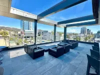 Stunning in Hollywood ,free parking , gym hot jacuzzi ,Rooftop Hotels in West Hollywood