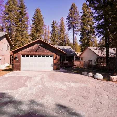 Charming 3-bedroom house with fenced yard