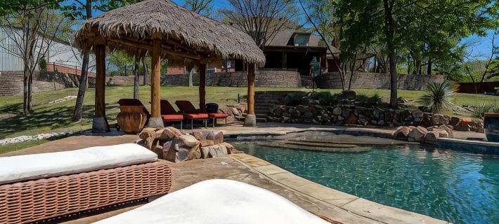 Large 5-bedroom house with WiFi, salt water pool, pool table and shuffle board! Hotels in Marshall County