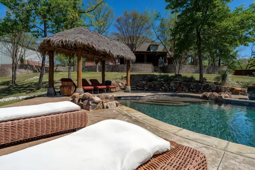 Large 5-bedroom house with WiFi, salt water pool, pool table and shuffle board! - 4-Star