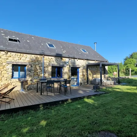 Stone house, 3 bedrooms, sleeps 8, quiet Hameau, near port of Le Fret