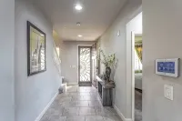 Prime Location Near Shops & Dining, 4 Mins to Downtown, 1 hr to Sequoia Nat’l Pk