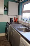 Ivy Green House - Central,Wifi,Netflix,Sleeps 7 - Business and Family Friendly - Kitchens