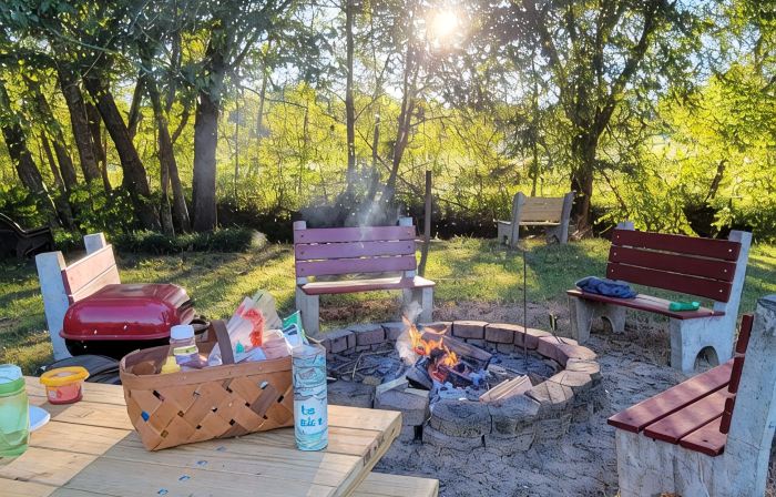 Saunders Cabin Wifi. Creek w/Fire Pit, Cornhole, ax Board, Horseshoes. Big Field