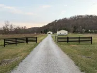 “The” Lodge of Adams County is a Charming 2-bedroom house in Blue Creek with AC