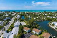 Endless Summer-  On Pine Ave, steps to beach & pier w/ water view & dock - Wi-Fi