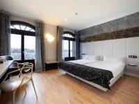 Petit Palace Savoy Alfonso XII Hotels near Retiro Metro Station