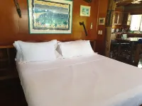 Absolute Beachfront Holiday Cottage with Private Saltwater Pool on Savusavu Bay