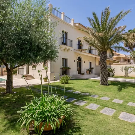 Villa Raphael, luxury property with swimming pool and sea view