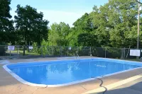 Lake house in Pirate's Cove Pet friendly with large outdoor entertainment area - balcony