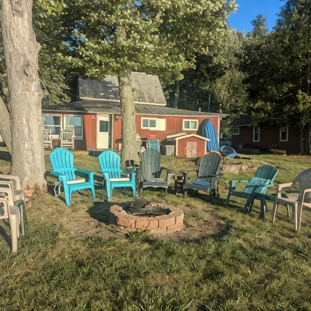 Charming 4-bedroom cottage ON Tawas Lake Pet, kid-friendly. Great Bird watching!