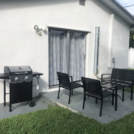 SPACIOUS STUDIO, WASHER/DRYER, BACK YARD, BBQ