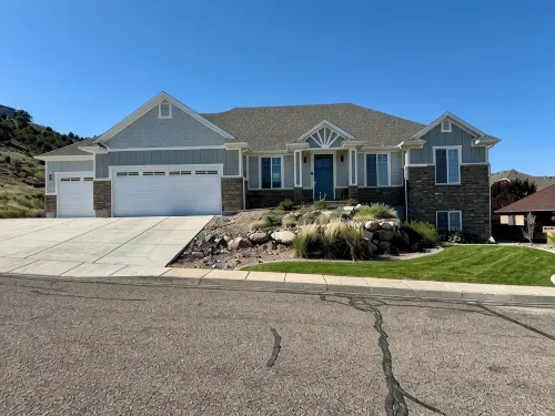 Spacious 5-BR Home. Pool Table, Air Hockey, TVs in Every Room, & Outdoor Dining
