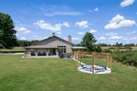 Barn! Golf Sim/Theater, Bunk Slide, Mini Golf, Hot Tub, Saloon Bar, Firepit!