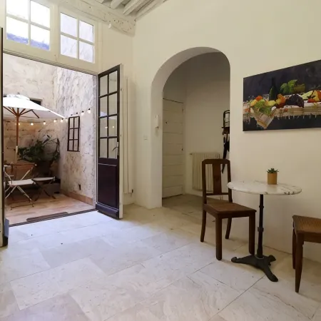 Magnificent apartment on Place aux Herbes- 16th century building