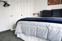Entire Home- 2 King Beds, Close to Zion, - 3-Star