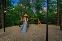 PICKLE & PUTT - Pickleball + Mini Golf + Games + Hot Tub + more - SLEEPS 22 - Chalets